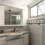 Este elegante apartamento em Higienópolis oferece 224m² de área muito bem distribuída, perfeito para quem valoriza conforto