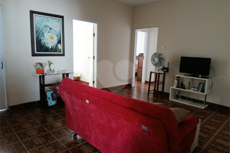 Casa térrea e espaçosa no centro da cidade por apenas R$370.000,00!!! Vamos agendar uma visita?