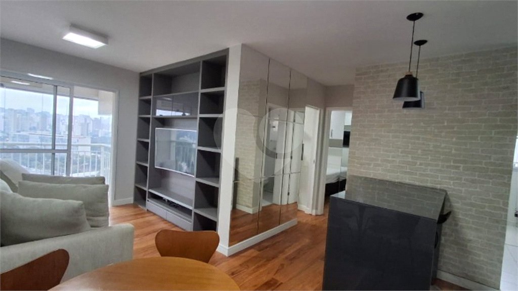 Apartamento com dois dormitórios sendo um climatizado, com duas vagas de garagem.
