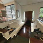 Casa em condomínio com 3 dormitórios, 01 suíte, garagem para 06 carros, área gourmet, piscina.