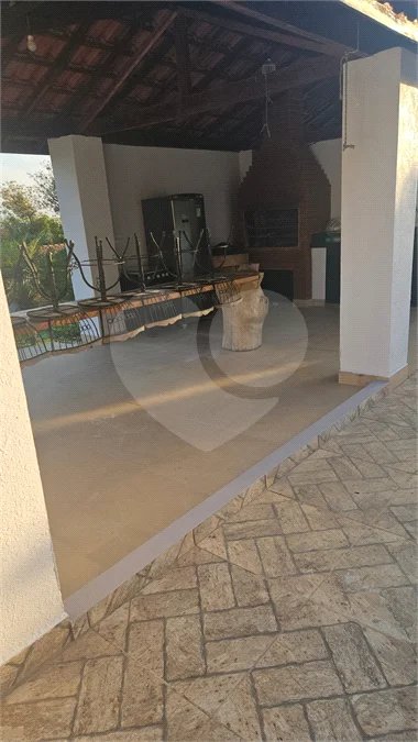 Indaiatuba- condominio Vale das Laranjeiras - Itaici - Terreno 3040,00 ms- construida 220ms - 3 dormitórios, sendo 2 suítes e uma suíte master com closet, além de uma sala ampla com 3 ambientes, Cozinha planejada,, campo de futebol/vôlei, Area de lazer com piscina, espaço gourmet com churrasque