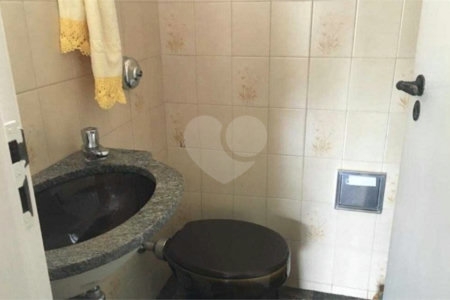 Casa térrea com 3 dormitórios, sendo 2 suítes.