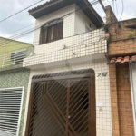 São Paulo - Capital - Bairro Santa Cruz - R4 495.000,00 - Aceita permuta por imóvel na cidade de Indaiatuba- Sp - Sobrado em rua residencial sem saída e com praça particular. O imóvel possui 2 quartos — 1 suíte com dois ambientes e acesso a hall externo. Sala ampla, cozinha com dois ambientes