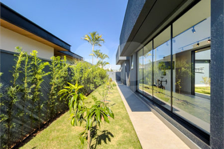 Indaiatuba - Quintas da Terracota - 1252 m² de terreno - casa térrea com 514 m² de área construída -3 vagas de garagem cobertas e 3 descobertas Lavabo - Sala de estar e jantar amplas e integradas - Escritório privativo - Cozinha toda equipada com geladeira, forno, micro-ondas, lava-louças,