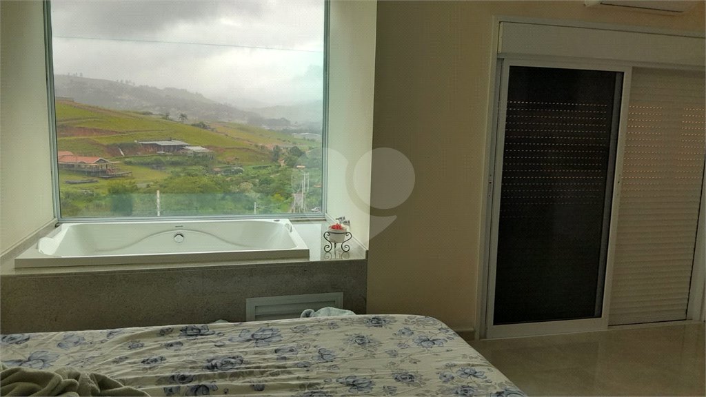 Chácara em Área Rural de Piracaia, com casa principal + 4 kitnets alugadas, excelente localização