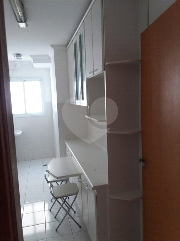 Indaiatuba - Venda - Apartamento no Condomínio Portal das Flores com 64 m², 3 dorms, sendo 2 com armários planejados, , WC social, cozinha planejada e totalmente integrada com a lavanderia, varanda, , 02 vagas de garagem. Excelente localização, a poucos metros do Shopping Polo, mercados, padaria,