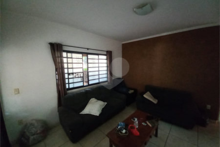 Casa térrea com 2 dormitórios.