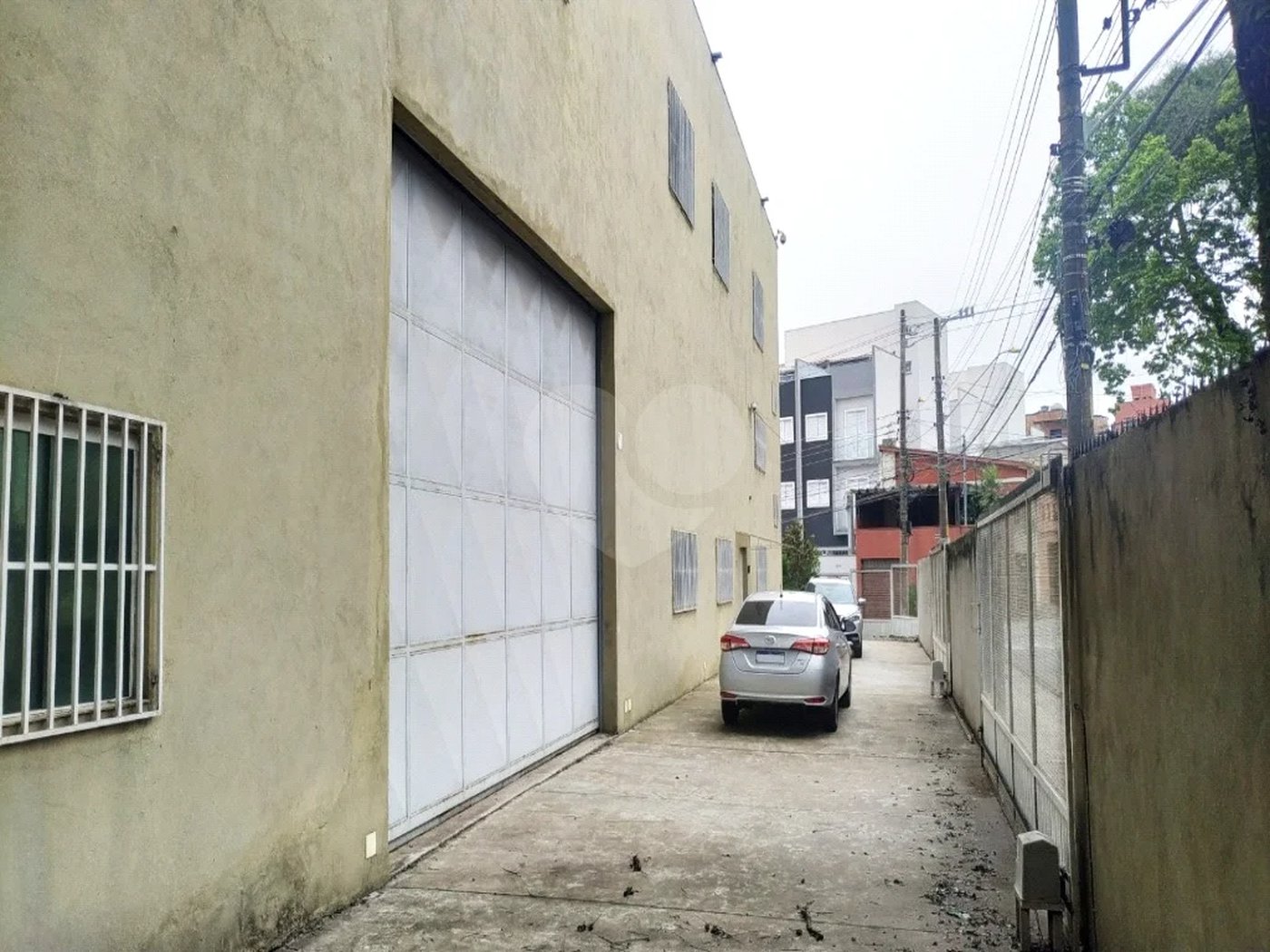 Galpão com 1155m² , 6 banheiros , sendo 2 vestiários , atualmente com 13 vagas , podendo chegar a 17 , à venda na Vila Principe de Gales em Santo André.
