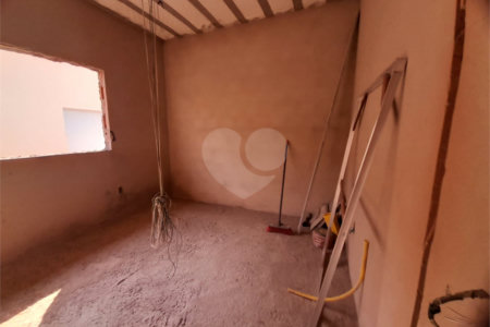 Casa em Construção com Área Gourmet e Piscina no Condomínio Damha II