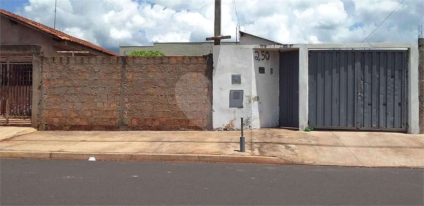 Casa térrea em Araraquara/SP.