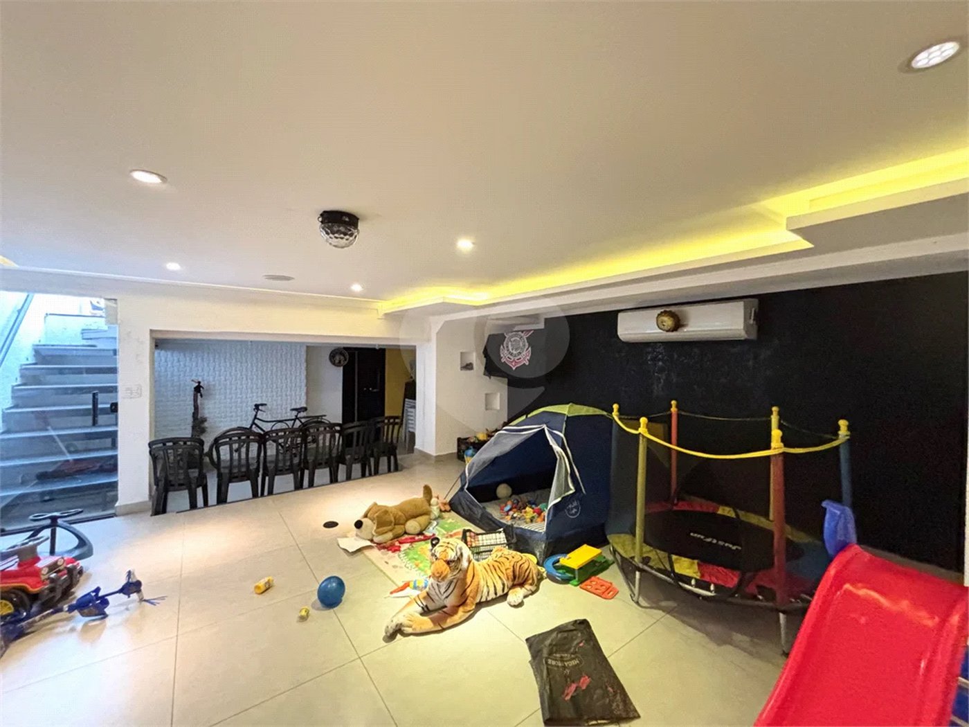 Sobrado à venda no Tremembé com 4 dormitórios, piscina e 4 vagas de garagem.