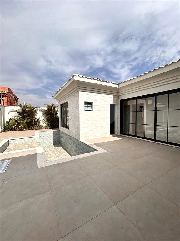 Casa térrea em estilo neoclássico com 3 suítes, no Condomínio Damha 2, na cidade de Piracicaba - SP.