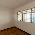 Casa à venda em Moema de 280m² com 4 dormitórios, sendo 1 suíte e 2 vagas de garagem.
