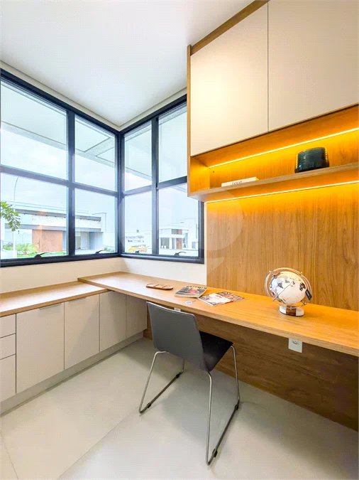 Casa Térrea – Condomínio Maria Cândida - 300 m² de terreno - 212 m² de área construída - 4 vagas de garagem, sendo 2 cobertas - Sala de jantar e estar integradas, com pé-direito duplo e cortina - 3 suítes com ar-condicionado, sendo 1 master com closet – planejado – Roupeiro – Escritório - Cozinha