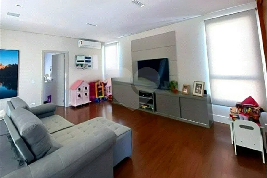 Casa de Alto Padrão em Condomínio com 4 suítes.