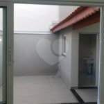 Sobrado novo com 3 suítes, 4 vagas, espaço gourmet com churrasqueira, jardim de inverno e acabamento premium. Conforto, modernidade e sofisticação.