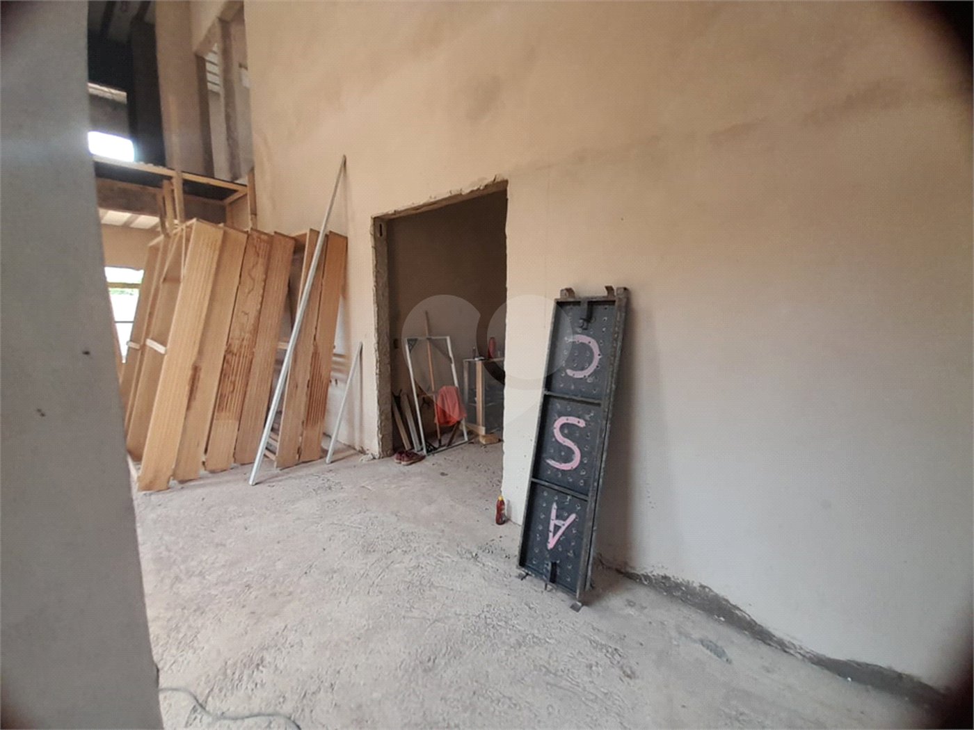 Casa em Construção com Área Gourmet e Piscina no Condomínio Damha II