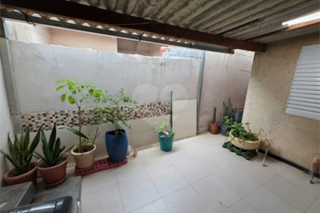 Casa com edícula no Abdelnur.