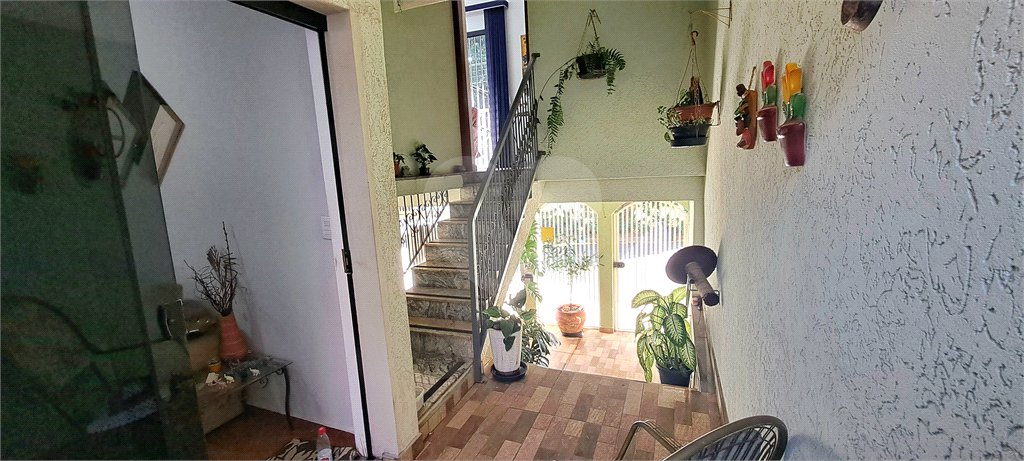 Casa no Jardim Medeiros ampla com 3 dormitórios bem distribuída