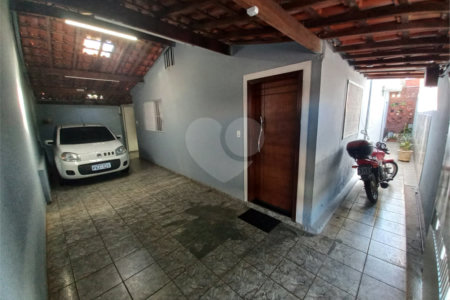 Casa Térrea com 3 dormitórios, sendo 1 suíte.