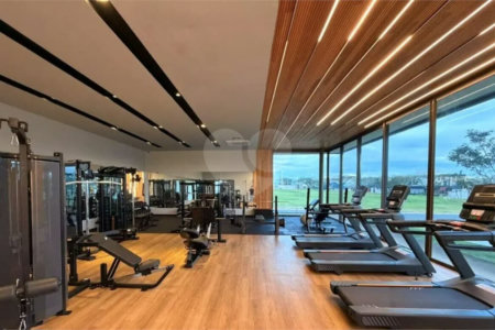 Indaiatuba - Condominio Villa Sapezal - 318 m² de Terreno - 230 m² de Área Construída - 3 suítes, sendo 1 Master com closet planejado - Sala de TV - Sala de estar integrada à Sala de jantar - Cozinha com móveis planejados - Despensa - Escritório planejado - Lavabo - Piscina com preparação para aquec