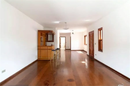 Sobrado à venda em rua fechada 480m², 4 quartos e churrasqueira no Jd das Vertentes próximo Metro Vila Sônia