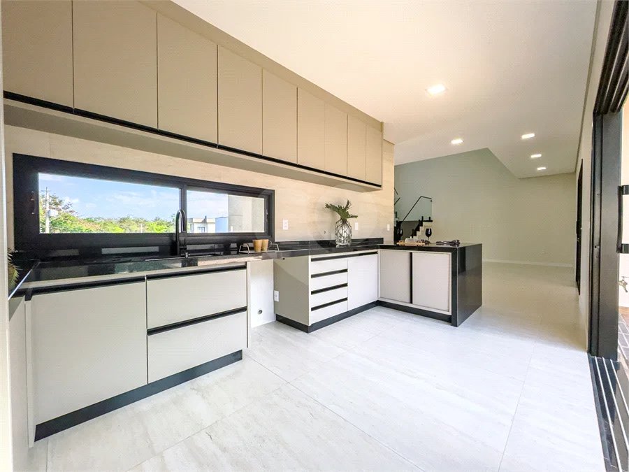 Indaiatuba - Condomínio Milano - Sobrado - 350 m² de terreno - 240 m² de área construída - 4 vagas de garagem, sendo 2 cobertas - Salas de estar e jantar integradas - 3 suítes com closet e varanda no pavimento superior - Escritório no térreo - Espaço gourmet com churrasqueira - Banheiro externo