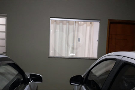 Casa térrea com 3 dormitórios, sendo 1 suíte.