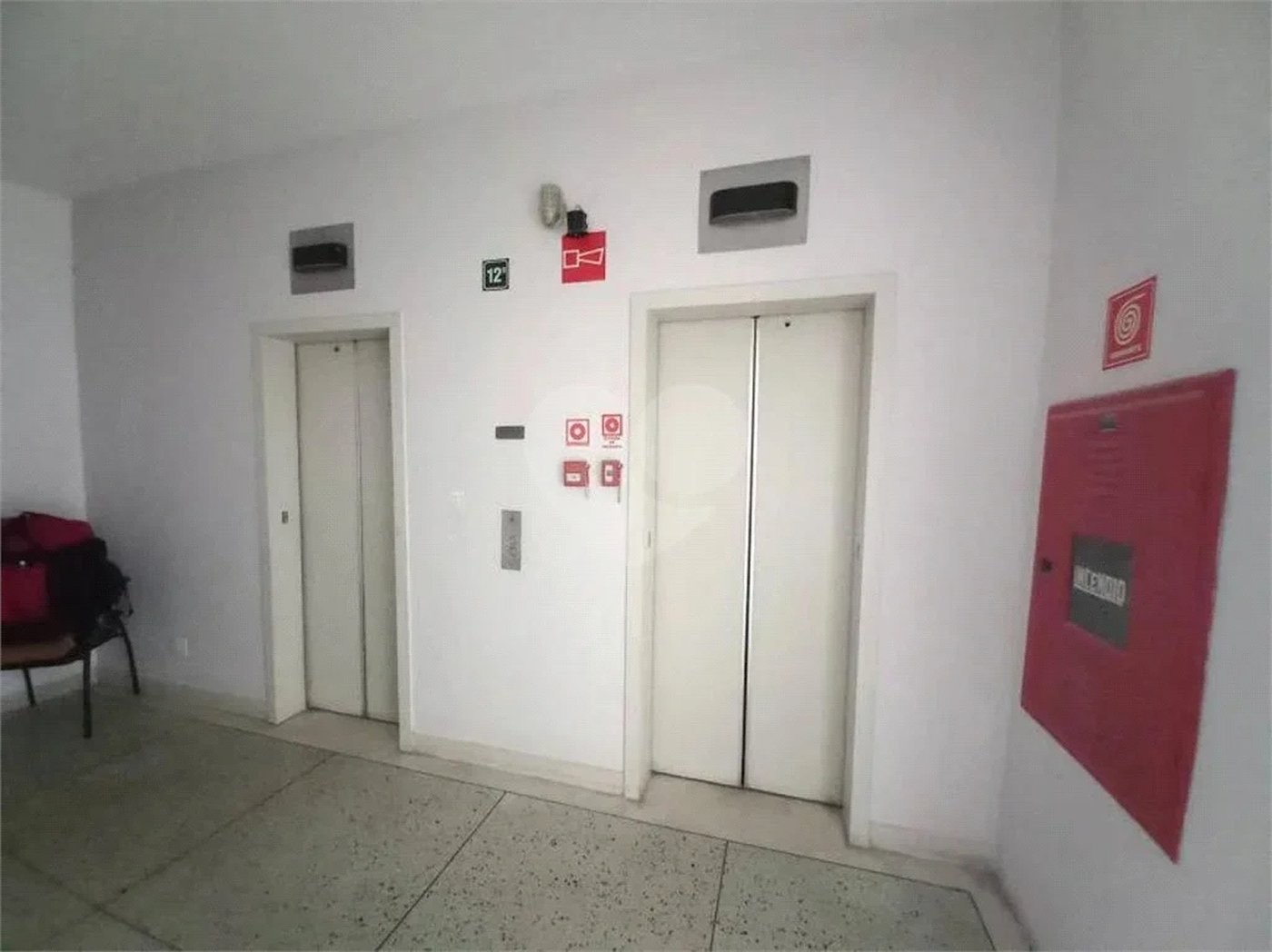 Ótima sala para escritório com 37 m², possui 2 ambientes.