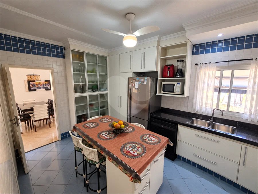 Casa à venda no Condomínio Estância Marambaia, Vinhedo | 3 suítes, piscina e terreno de 810 m²