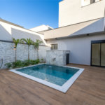 Indaiatuba - SP - Condominio Dona Lucilla - Valor R$2.295.000,00 - 3 suítes + escritório + lavabo - Terreno: 300m2 - Construção: 188m2 - Diferenciais - Móveis planejados no escritório, sala de TV, lavabo, cozinha, área gourmet, lavanderia, banheiros e closet - Ar condicionado em todos os ambie