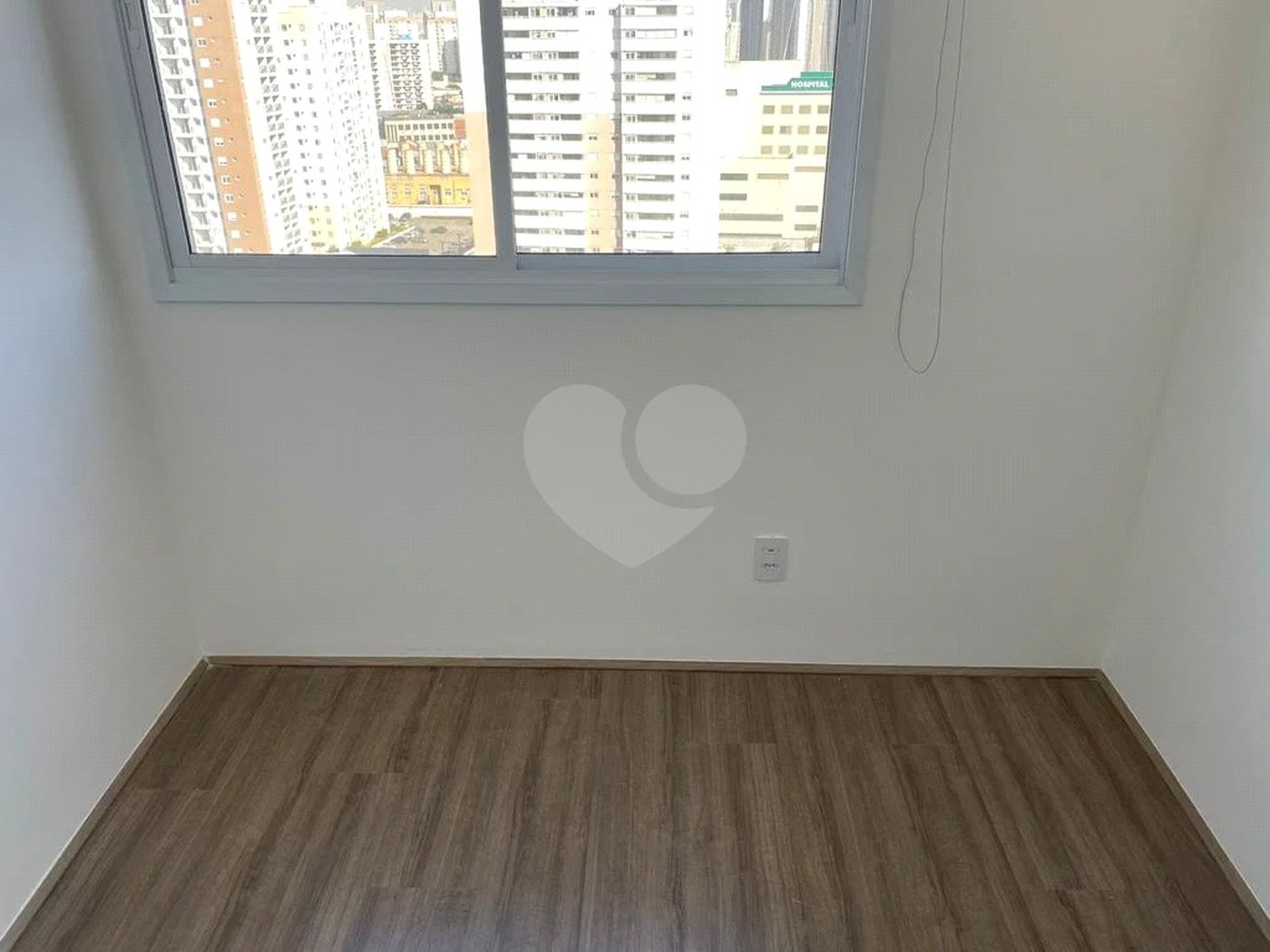 Apartamento mobiliado, novo, com 38m útil, ótima localização REF:903711