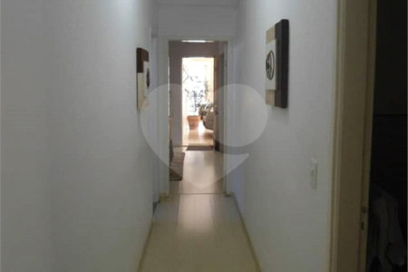 Casa Térrea com dormitórios, sendo 2 suítes.