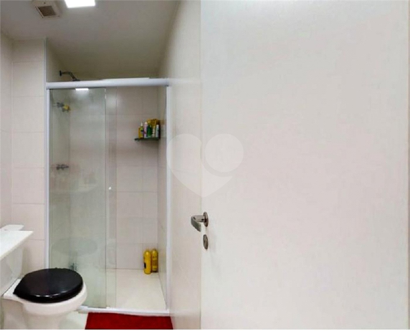 Apartamento no Cambuci, de 46m2 com 1 dormitório, cozinha com armários, sala com varanda e 1 vaga