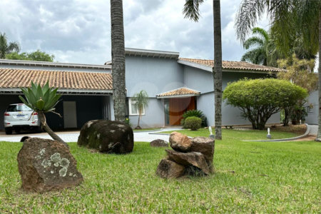 Chácara no Condomínio Vale das Laranjeiras em Indaiatuba SP - Venda - R$ 3,600.000,00 - Locaçao - R$ 30.000,00 mais encargos - Linda, espaçosa, aconchegante, acabamento de alto padrão em rua tranquila e arborizada, em um dos Condomínios mais valorizados de Indaiatuba. Com fácil acesso as principa