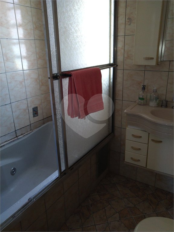 Apartamento duplex, espaçoso, ensolarado. Ideal para uma bela modernização.