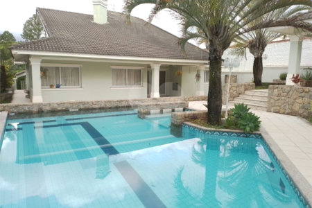 Belíssima casa de alto padrão na Vila Santista, em um dos melhores bairros de Atibaia