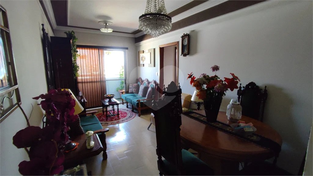 Vende-se apartamento de dois dormitórios no Edifício Marseille, no Centro de Piracicaba;