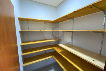 Casa com alto padrão de acabamento para venda no Condomínio Montreal.