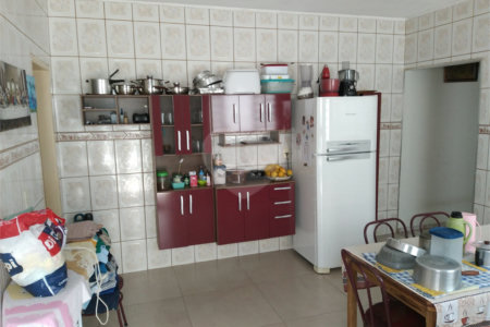 Casa térrea com 2 dormitórios, sendo 1 suíte.