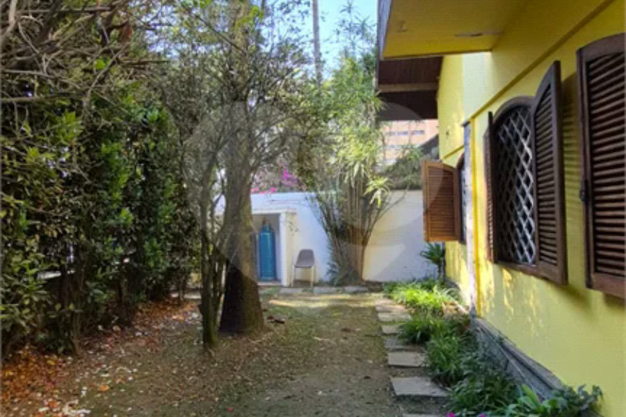 Casa com Piscina, Sauna e Edícula em Rua Arborizada no Tremembé