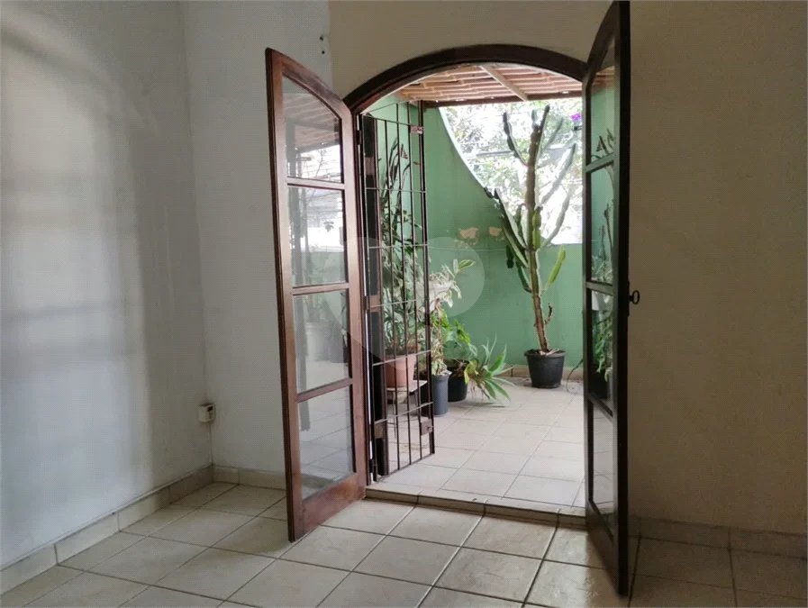 Vende-se sobrado de 3 andares na Vila Santa Catarina