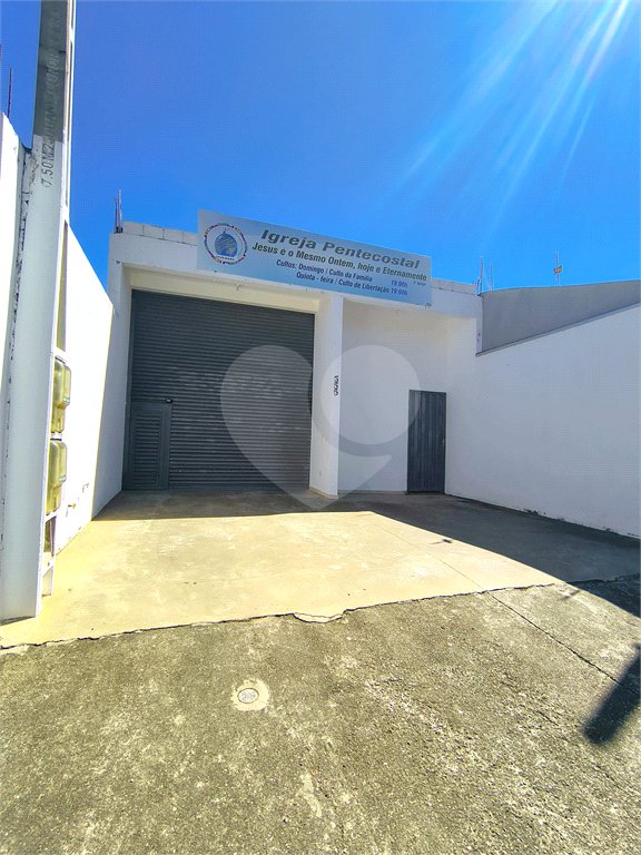Imóvel disponível para venda com excelente localização e grande potencia, tambèm gerando uma renda passiva todos meses com contrato de aluguel ativo. Salão Comercial Perfeito para quem busca conforto, praticidade e um ótimo investimento
