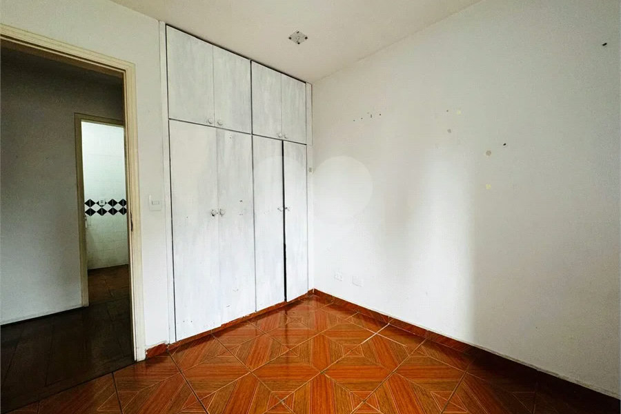 Vende-se Apartamento de 2 Quartos com Sacada na Vila Mascote
