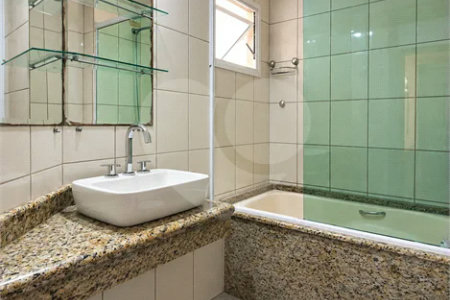 Cobertura duplex no Centro de São Bernardo do Campo, com 3 suítes, hidromassagem, mini spa, área gourmet e 2 vagas de garagem. Aceita permuta por apartamento de menor valor.