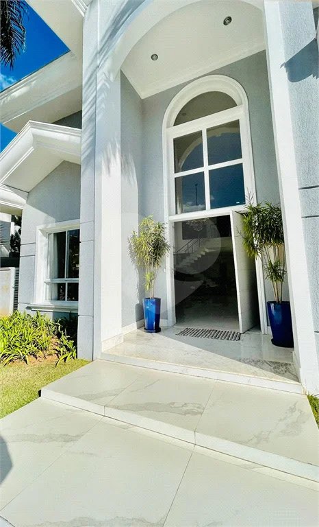 Casa à venda em Tamboré, toda reformada e decorada por arquitetos renomados