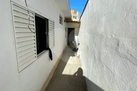 Casa térrea e salão comercial a venda no Jardim Bandeirantes.