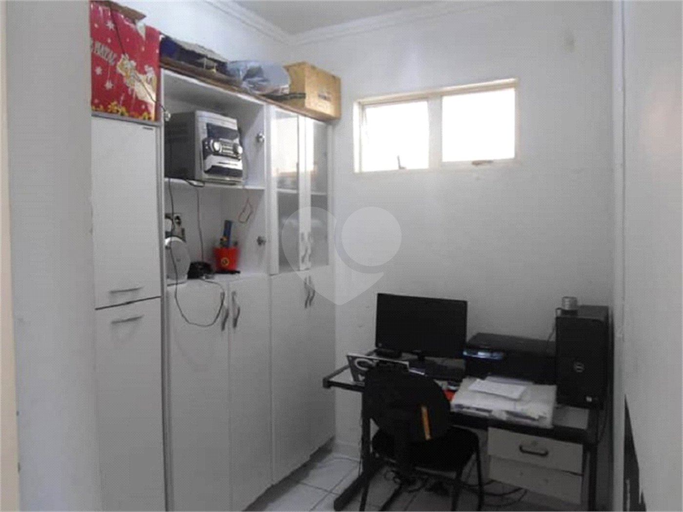 Casa Térrea com dormitórios, sendo 2 suítes.