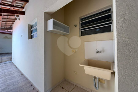 Casa térrea em Atibaia com 2 dormitórios, 2 vagas de garagem, quintal nos fundos, aceita financiamento