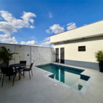 Indaiatuba - Sp - Condominio Maria Candida - R$ 2.250.000,00 - 3 suítes, sendo 1 master com closet e banheiro com duas cubas e dois chuveiros - Escritório - Piscina em Alvenaria aquecida e Hidro com Iluminação - Ar Condicionado instalado em todos os quartos, escritorio, sala e area gourmet